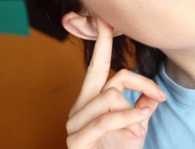 Πώς βγαίνει το νερό από το αυτί: Έξι εύκολοι τρόποι